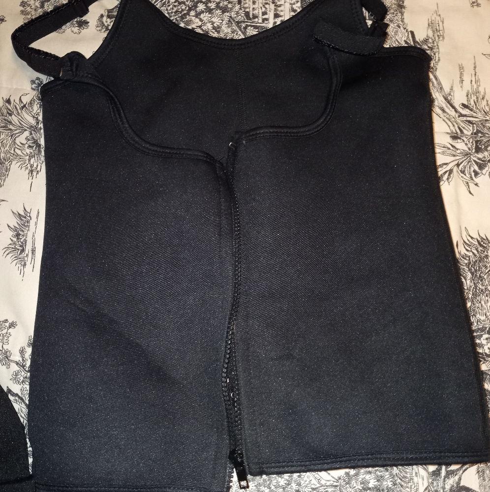 Corset - Picture 2 of 3